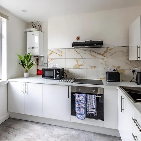 Spacious 3br Retreat -2 Baths-central
