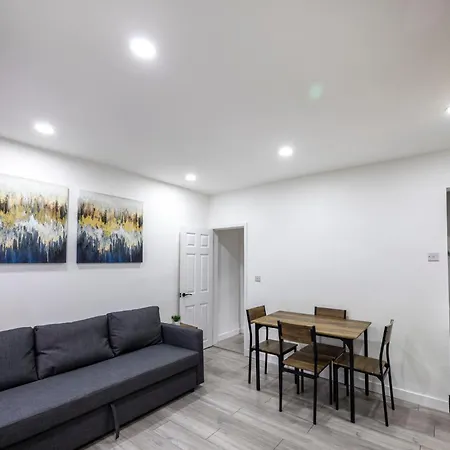 Spacious 3br Retreat -2 Baths-central Semesterbostad *