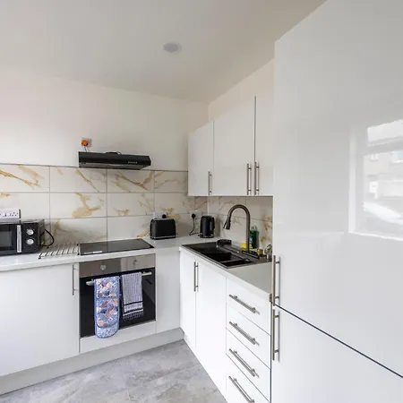 Spacious 3br Retreat -2 Baths-central Barrow-in-Furness