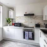 3-bed House - Free Parking - By Homes