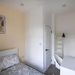 3-bed House - Free Parking - By Homes