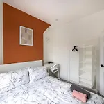 3-bed House - Free Parking - By Homes *