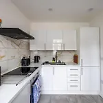 3-bed House - Free Parking - By Homes *