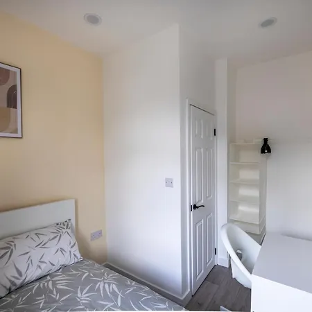 3bedroom 2 Bathroom House-free Parking