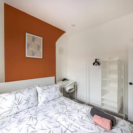 3bedroom 2 Bathroom House-free Parking *