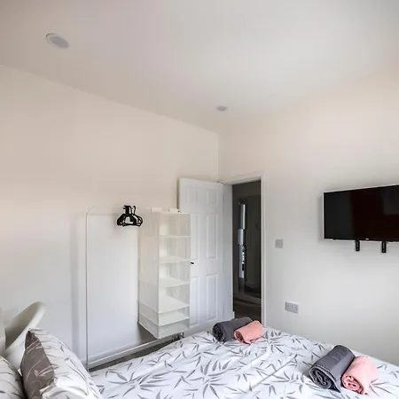 Semesterbostad Spacious 3br Retreat -2 Baths-central *