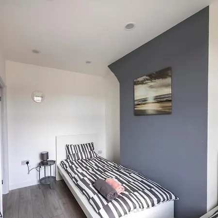 Holiday home Spacious 3br Retreat -2 Baths-central Barrow-in-Furness