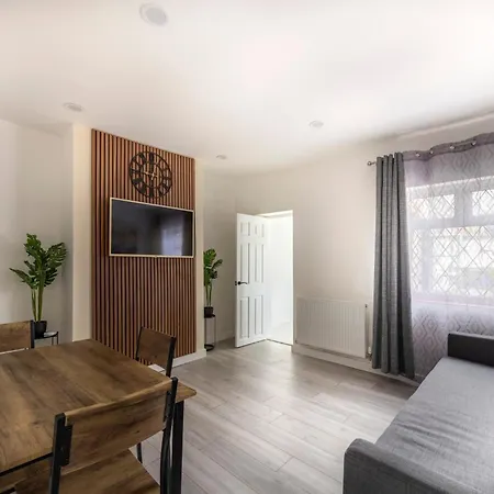 3-bed House - Free Parking - By Homes Vakantiehuis *