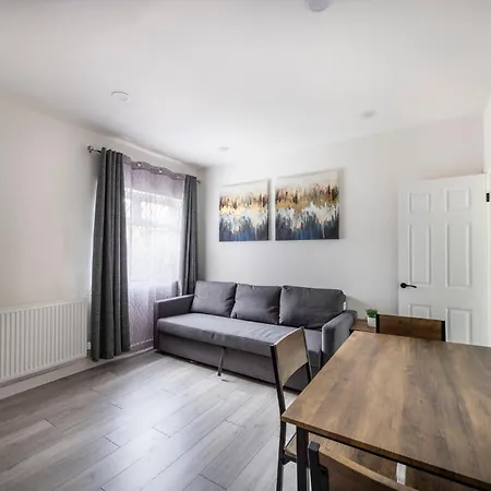 3bedroom 2 Bathroom House-free Parking 巴罗弗内斯