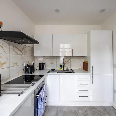 3bedroom 2 Bathroom House-free Parking *