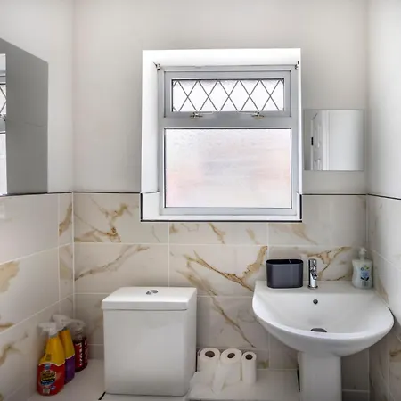 3bedroom 2 Bathroom House-free Parking 度假居 *