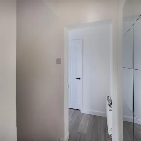 3bedroom 2 Bathroom House-free Parking *