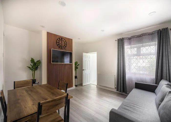 3-bed House - Free Parking - By Homes Vakantiehuis *