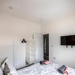 Feriehus 3-bed House - Free Parking - By Homes *