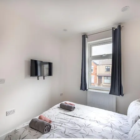 3-bed House - Free Parking - By Homes * Barrow-in-Furness
